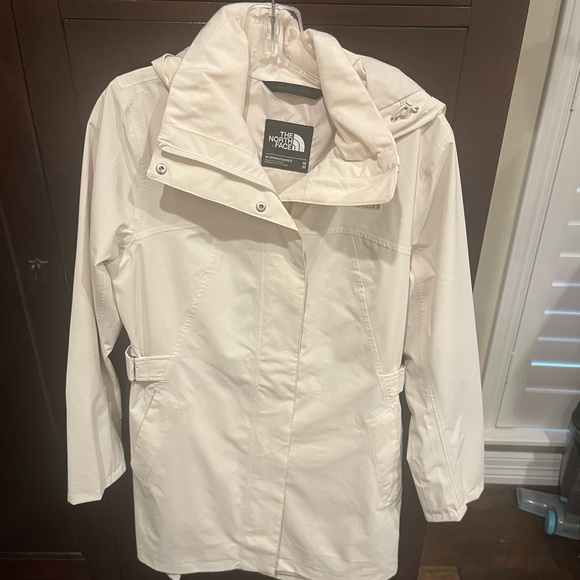 Like new North Face Women’s Jacket - size Medium - Picture 3 of 6